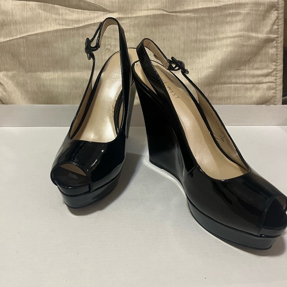 Nine West - NEW- Platform Black Patent  Peep Toe Adjustable strap Size 7.5 - Picture 1 of 10